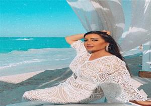 فيديو.. لطيفة تداعب الأمواج على شاطئ البحر