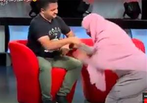 حالة من الجدل بعد تقبيل سيدة قدم زوجها على الهواء مباشرة (فيديو)