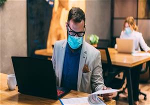 قواعد جديدة من "الصحة" للتعامل مع كورونا في أماكن العمل
