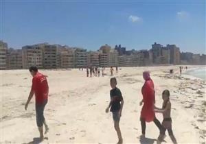 بعد الكارثة بـ4 أيام.. مصطافون في مياه البحر بـ"شاطئ الموت" - فيديو وصور