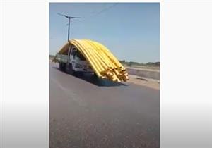 "المواسير مانعة الرؤية".. تداول فيديو لسائق أثناء قيادته سيارة نقل بطريقة مفزعة