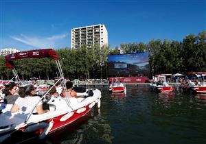 في باريس.. الفرنسيون يشاهدون السينما من قوارب على نهر السين