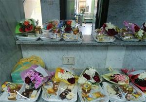 شباب يقدمون الورود لأطباء "عزل كورونا" في سوهاج