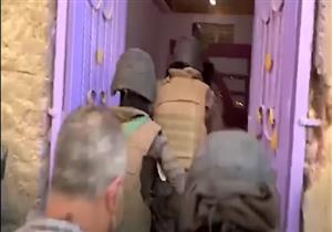 بالفيديو.. لحظة مداهمة بؤرة لتجارة المخدرات في سوهاج