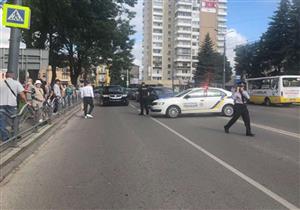 بينها "مشاهدة فيلم وثائقي".. محتجز الرهائن في أوكرانيا يطرح مطالب غريبة