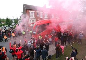 جماهير ليفربول تستقبل حافلة الفريق قبل التتويج ببريميرليج (فيديو وصور)
