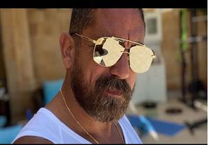 أمير كرارة يرقص مع شقيقته على أغنية "بالبنط العريض" في زفافها (فيديو)