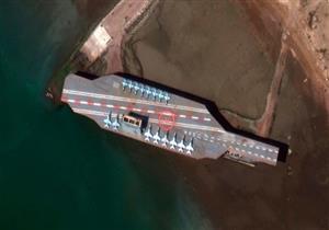 لماذا نقلت إيران حاملة طائرات "وهمية" إلى مضيق هرمز؟