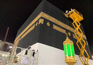 استبدال كسوة الكعبة المشرفة وسط إجراءات احترازية مشددة