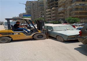 متروكة ومتهالكة في الشوارع.. رفع 45 سيارة ودراجة نارية بالقاهرة والجيزة