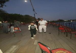 إخلاء مواطنين من مركب نيلي مخالف في نهر النيل بالقليوبية 