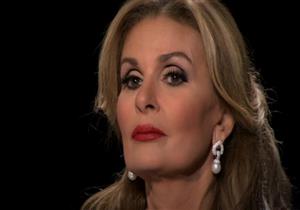 يسرا تقدم العزاء لشيرين رضا في وفاة والدها