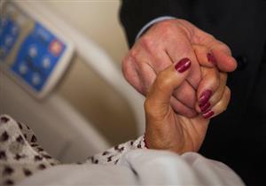 أخفي عن والدتي المريضة الأخبار السيئة.. فهل عليّ إثم؟.. وسيم يوسف يجيب