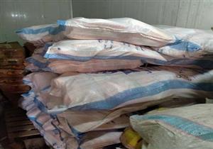 صور.. إعدام 7 أطنان مواد غذائية غير صالحة للاستهلاك الآدمي في أسوان