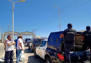 هددوا قائدها بالأسلحة.. أمن بني سويف يضبط مرتكبي واقعة سرقة سيارة أجرة بالإكراه