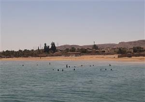 صور.. إقبال ضعيف على شواطئ القرى السياحية في السويس بسبب الطقس  