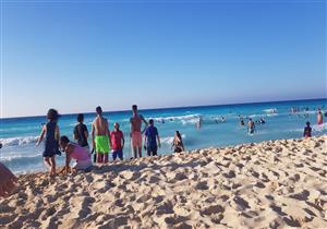 ضع الفلوس في حفاضات الأطفال.. 8 طرق تجعل إجازتك على الشاطئ ممتعة وآمنة