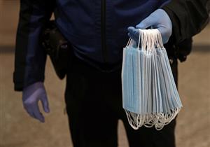 حفاظًا على سلامة الناخبين.. الشرطة توزع كمامات أمام لجان الساحل وتناشد بالتزام التباعد الاجتماعي