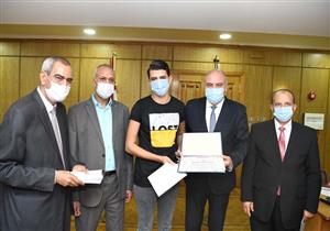 محافظ قنا يكرم أوائل الثانوية العامة بقنا