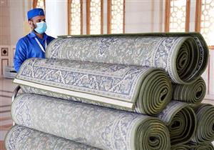 السعودية تُعيد فرش 7 آلاف سجادة في ساحات المسجد النبوي