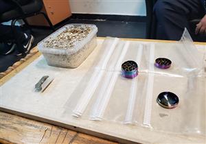 ضبط «مطحنة» مخدرات وتربة مخصصة لزراعتها مع راكب نمساوي بالمطار