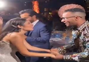 فيديو| محمد رمضان يرقص في خطوبة ابنة مدحت العدل والجمهور: "هو باس إيديها ليه؟"