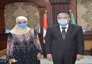بعد ما نشره "مصراوي".. محافظ المنيا يستقبل أول كفيفة تدير قسمًا في مكتبة مصر