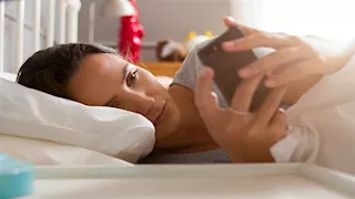 أول شيء تفعله صباحا.. ماذا يحدث لدماغك عند تفقد الهاتف؟