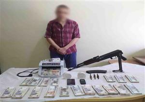 بقصد الإتجار.. ضبط عاطل بحوزته بنادق آلية ونصف كيلو هيروين في الصف