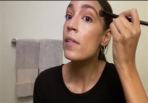 أصغر عضوة بالكونجرس الأمريكي تكشف علاقة أحمر الشفاة بالسياسة 