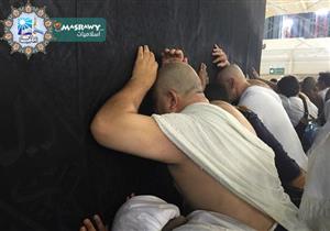 من قصص الصالحين في الحج.. دعاء مؤثر لأعرابي تعلق بأستار الكعبة