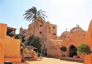 وسط إجراءات احترازية مشددة.. أديرة تبدأ فتح أبوابها مجددًا لاستقبال الزائرين