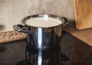 4 أنواع متوفرة بالأسواق.. إليك الإناء الصحي لغلي الحليب