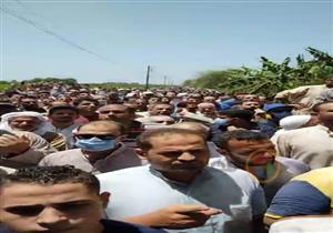 صور.. أهالي "بنا أبو صير" يؤدون صلاة الجنازة على 3 ضحايا في تفجيرات لبنان 