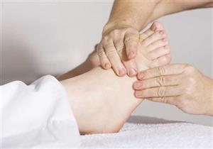 منها قلة شرب الماء.. أسباب تورم القدمين في الصيف