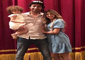   فيديو وصور| في حضور زوجته.. ابنة علي ربيع تقدم له "بوكيه ورد" على المسرح