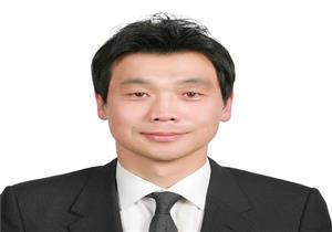 سفير كوريا الجنوبية يعزف السلام الوطني لمصر على الهواء