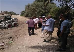 بالصور - تطهير مخرات السيول بقرى جنوب الأقصر استعدادا للشتاء