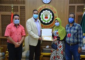 محافظ الدقهلية يكرم الطالبة الأولى على مستوى الجمهورية في "الدبلوم الفني"