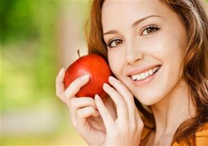 بديلة للمعجون.. 5 أطعمة ومشروبات تساهم في تنظيف الأسنان