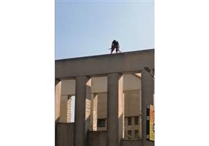 ضبط شاب ألقى زجاجات فارغة على المارة من أعلى سور جامعة القاهرة