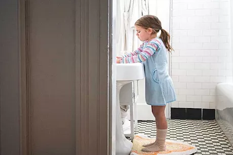 التبول الليلي عند الأطفال والكبار.. حسام موافي يقدم روشتة للتعامل معه بشكل صحيح