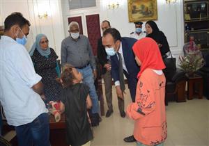 محافظ المنيا يكلف نائبه بمتابعة حالة طفلتين بلا مأوى 