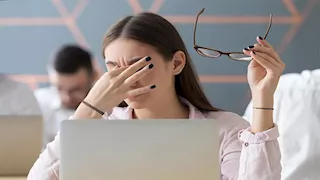 الشاشات تهدد النظر بصمت.. علامات جفاف العين وطرق الوقاية