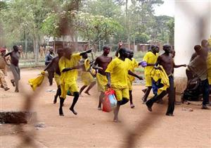"هربوا عراة".. فرار أكثر من ٢٠٠ سجين في أوغندا