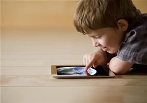 "له عواقب طويلة".. هذا ما يحدث لطفلك عند تهدئته باستخدام الهواتف المحمولة