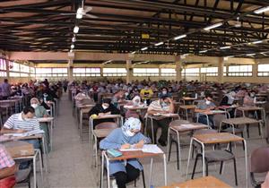 بالصور.. نائب رئيس جامعة أسيوط يتفقد لجان امتحانات الدراسات العليا