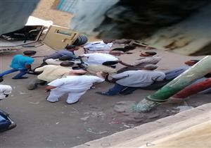 بالصور.. وصول المتهم في مذبحة جزيرة مطيرة لتمثيل الجريمة وسط حراسة مشددة