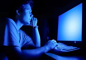 دراسة تحذر من ضوء الكومبيوتر الأزرق: يسبب الشيخوخة المبكرة