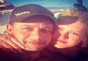 صورة| مصطفى قمر وزوجته في طريقهما لـ"الجونة"